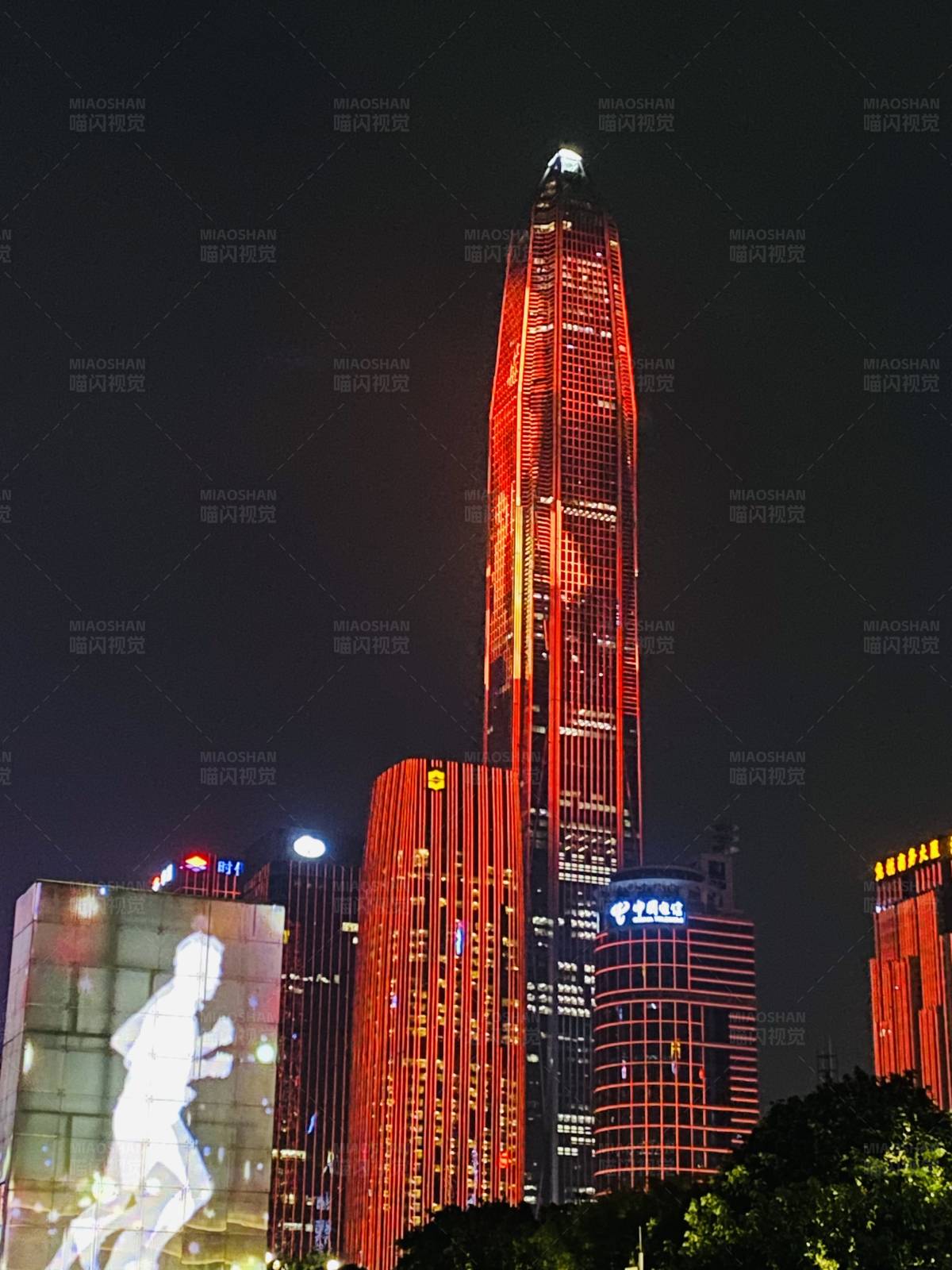 夜幕下的红色摩天大楼图片