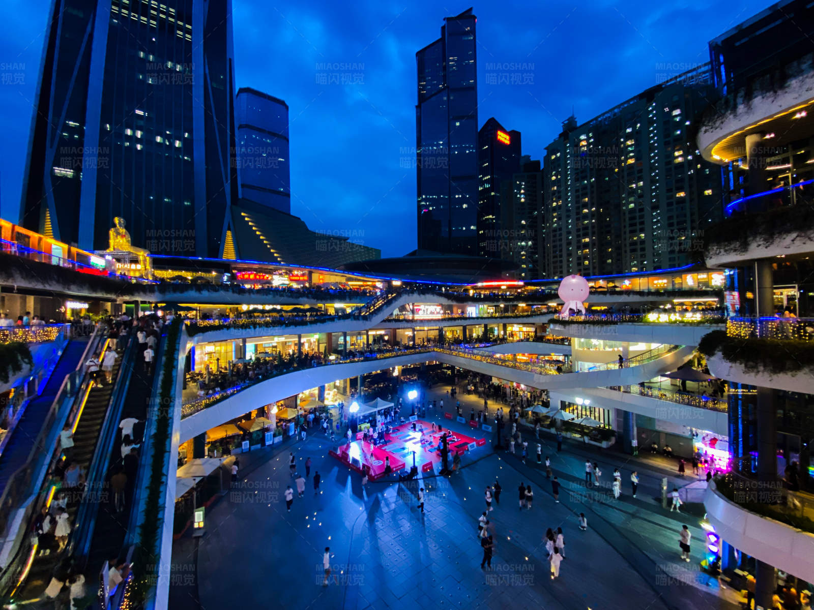 夜幕下的繁华商业区图片