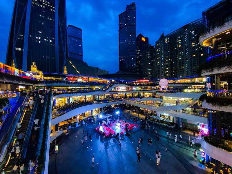 夜幕下的繁华商业区图片