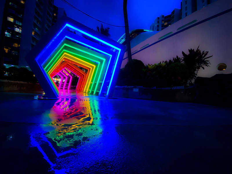 霓虹灯下的彩虹隧道图片