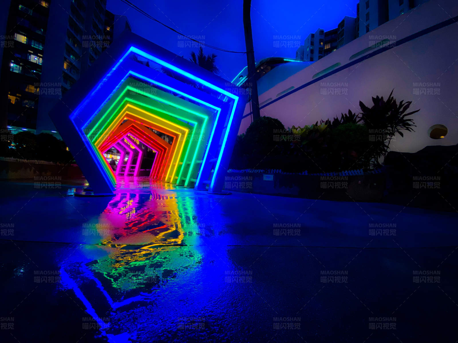 霓虹灯下的彩虹隧道图片
