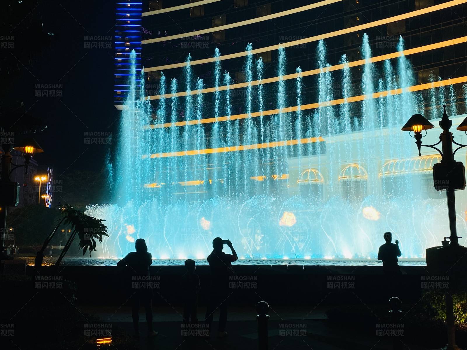 城市夜景喷泉秀图片