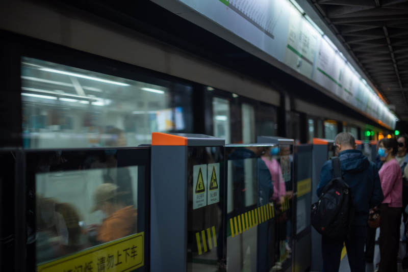 地铁站台候车瞬间图片