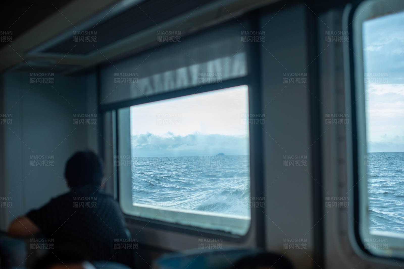 船窗内外的宁静海景图片