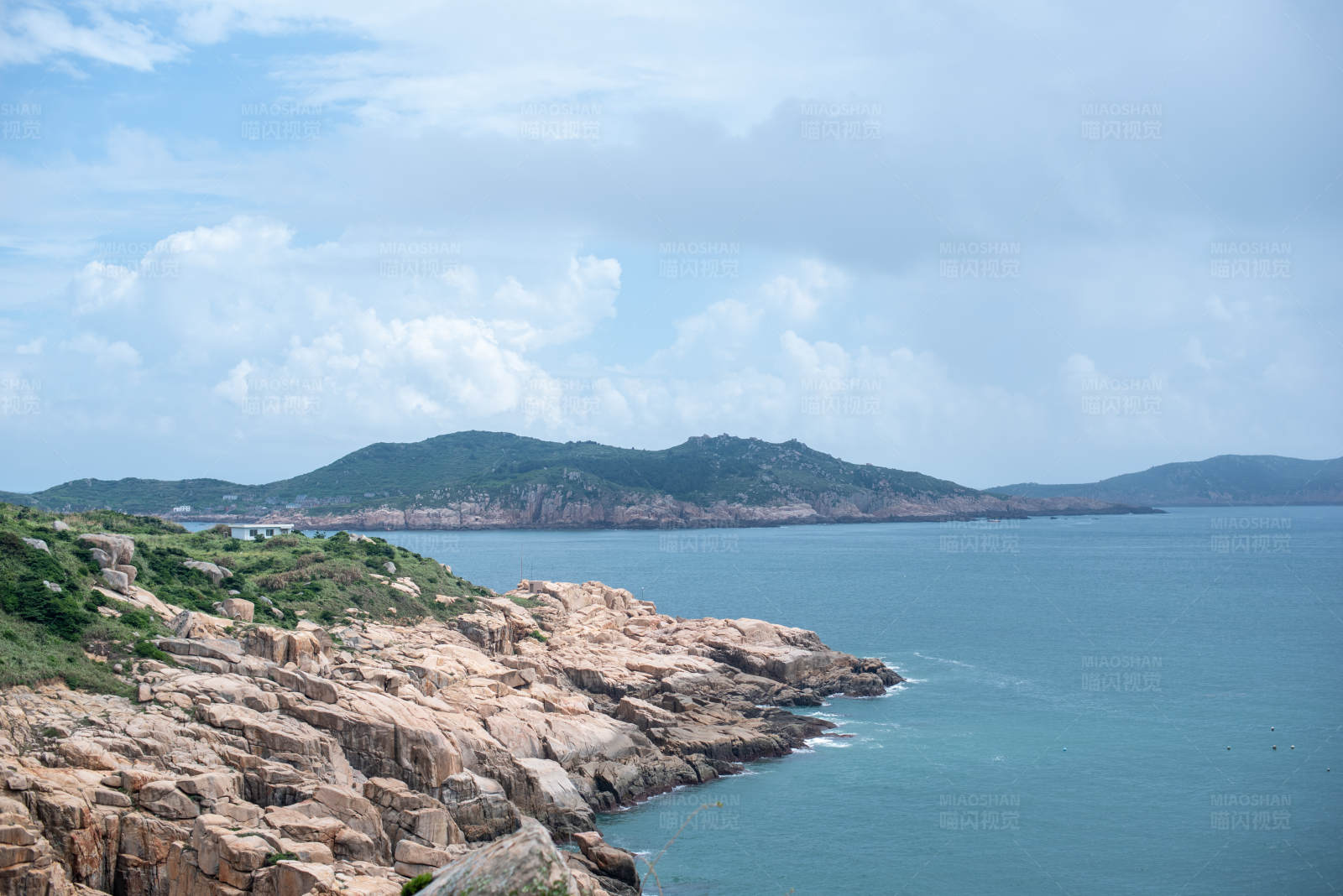 海滨悬崖与远山图片