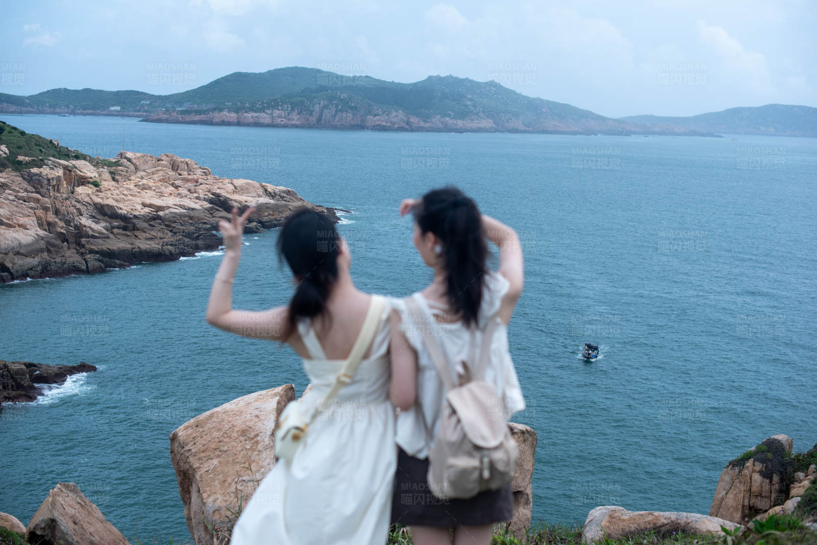 海边悬崖上的闺蜜图片