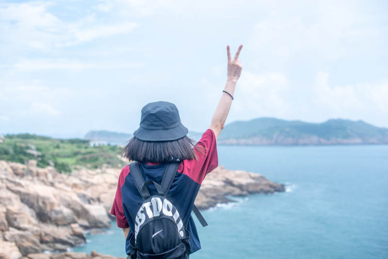海边徒步的胜利手势图片