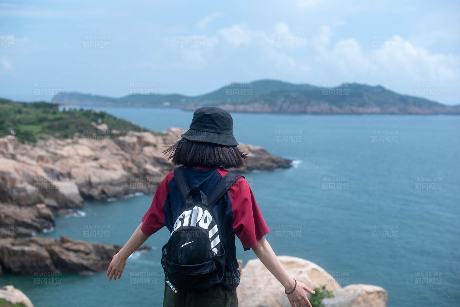 海边悬崖上的旅行者图片