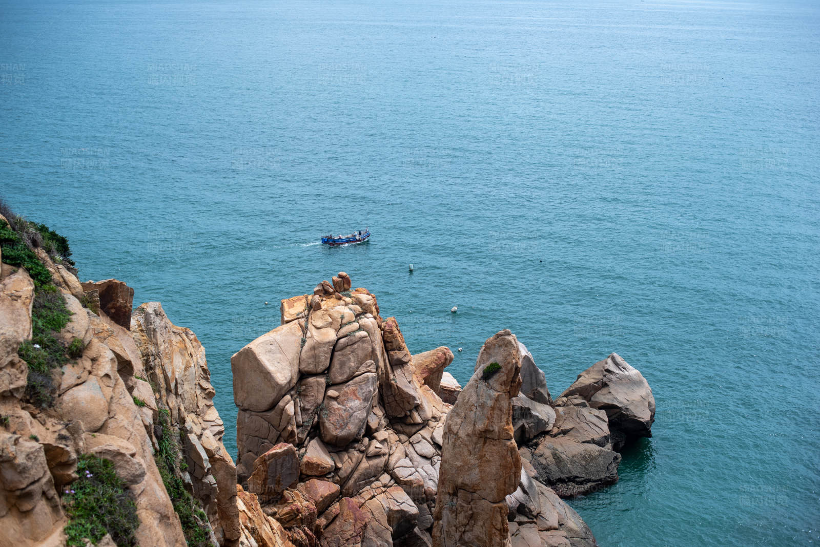 悬崖海景与孤舟图片