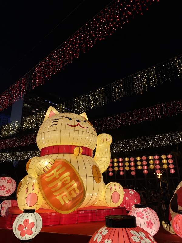 招财猫灯笼夜市图片