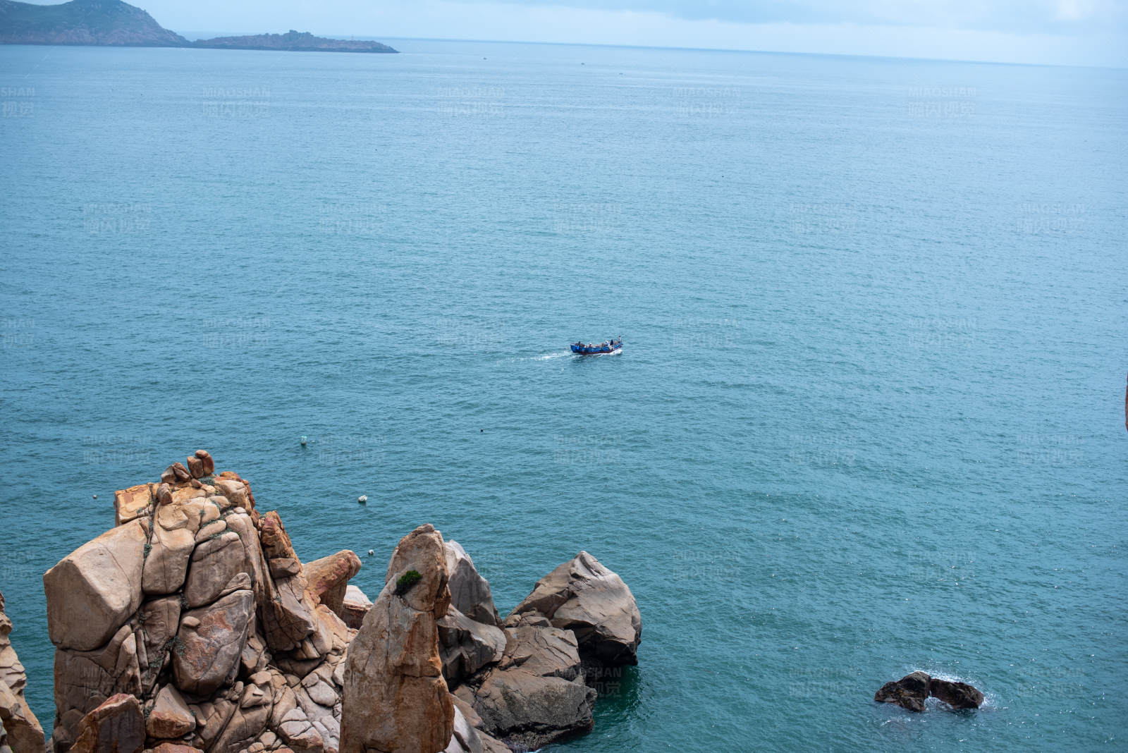 海上孤舟图片