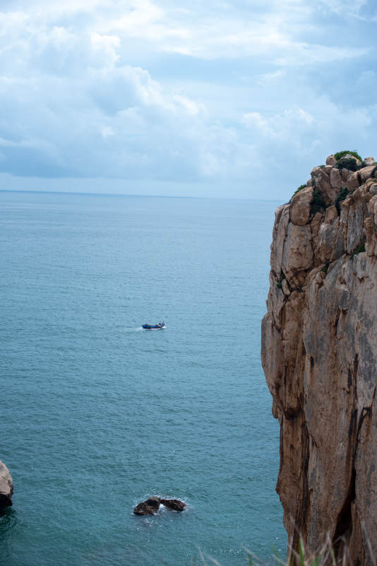 悬崖边的孤舟图片