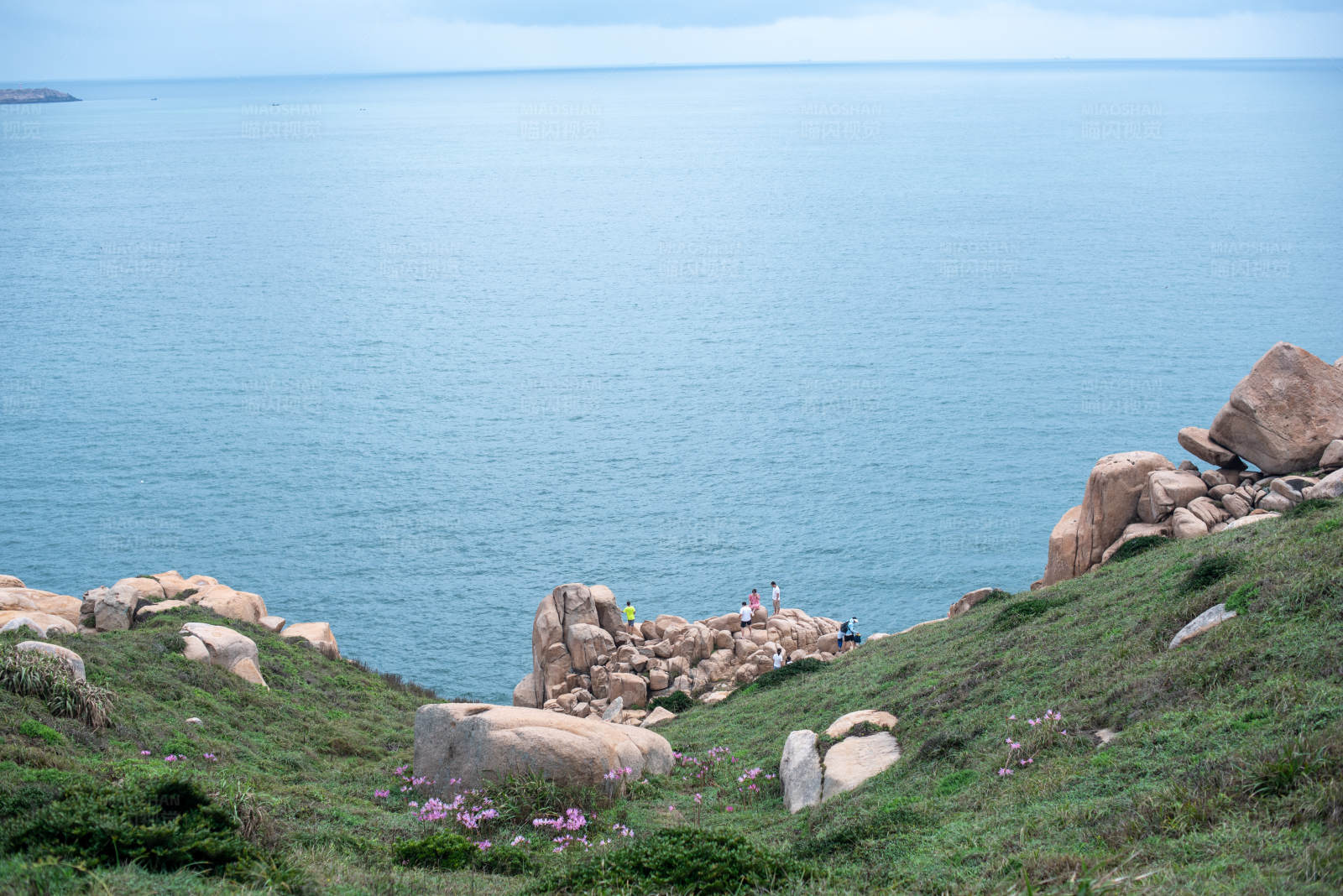 海边岩石上的宁静时光图片