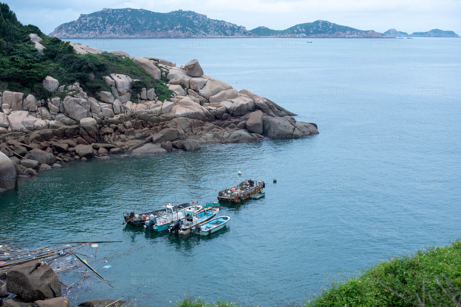 海湾岩石与渔船图片