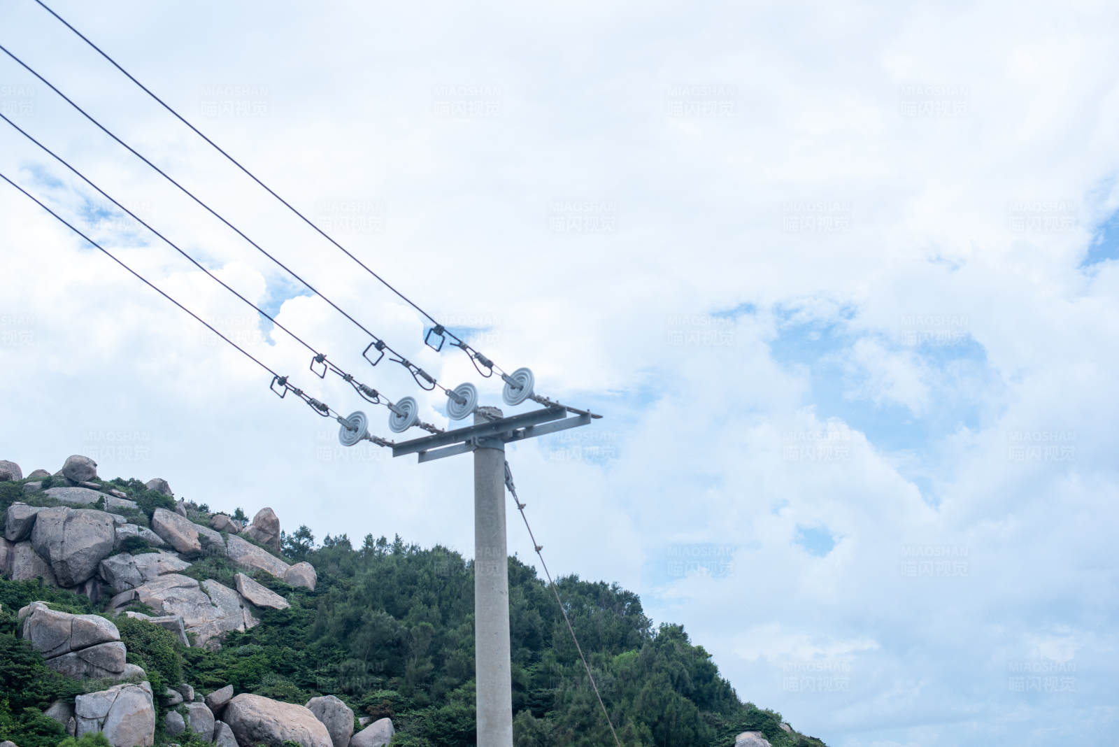 山间索道与蓝天白云图片
