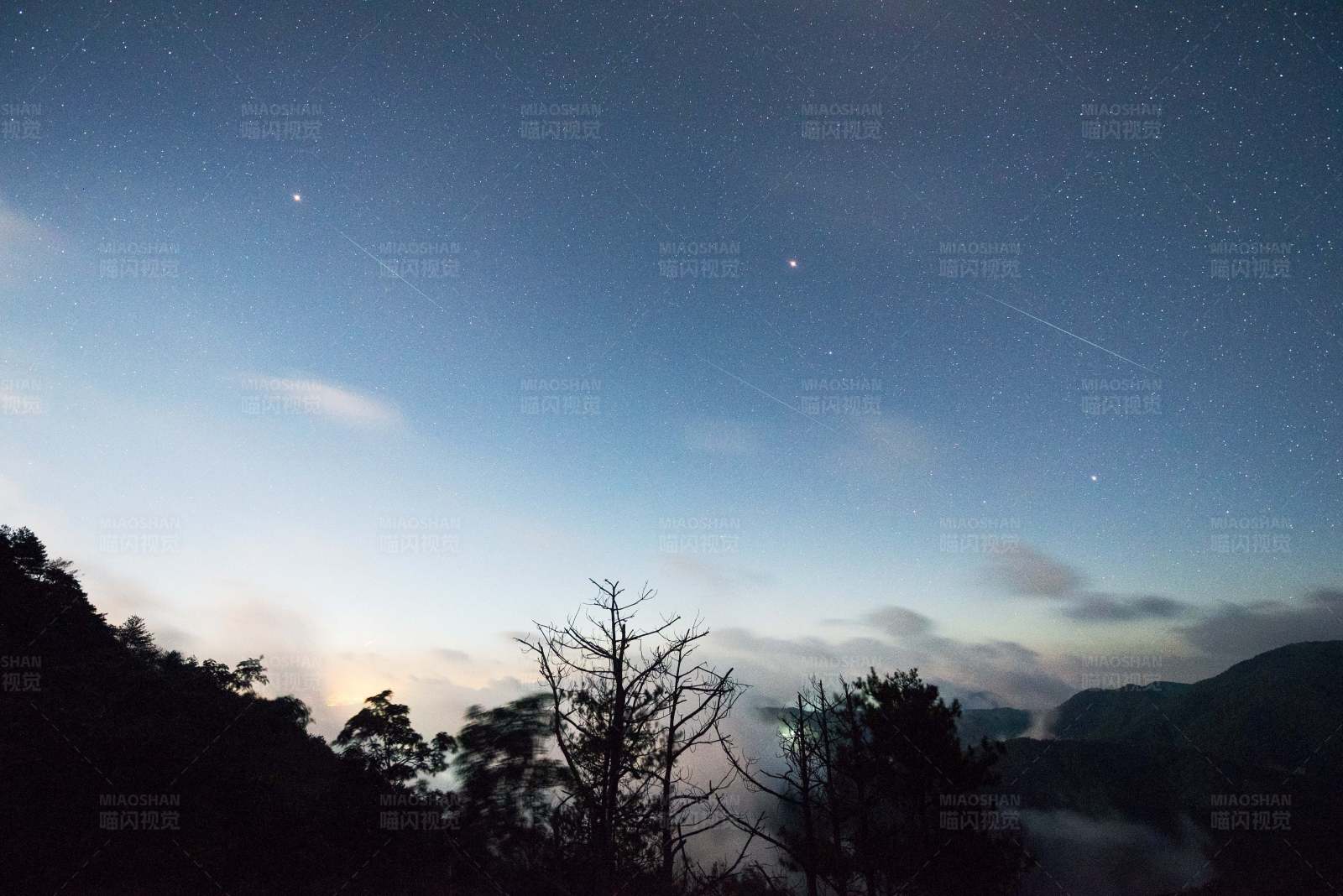 星空下的山林夜景图片