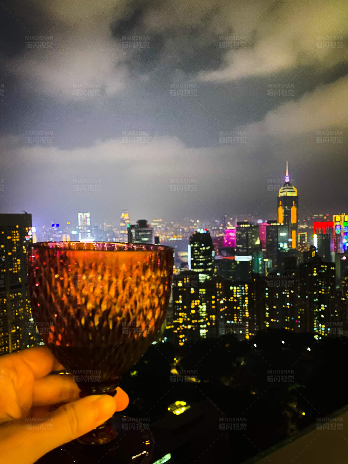 夜景与美酒图片