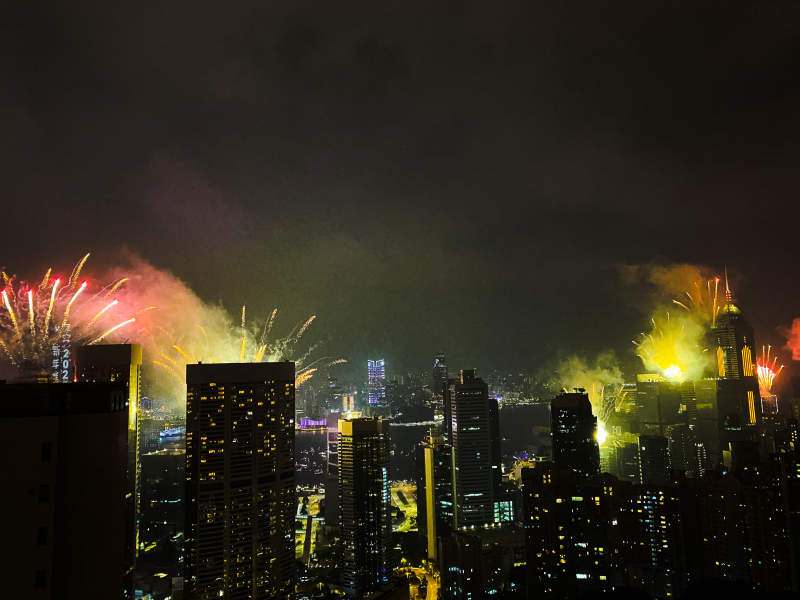 城市夜空烟花绽放图片