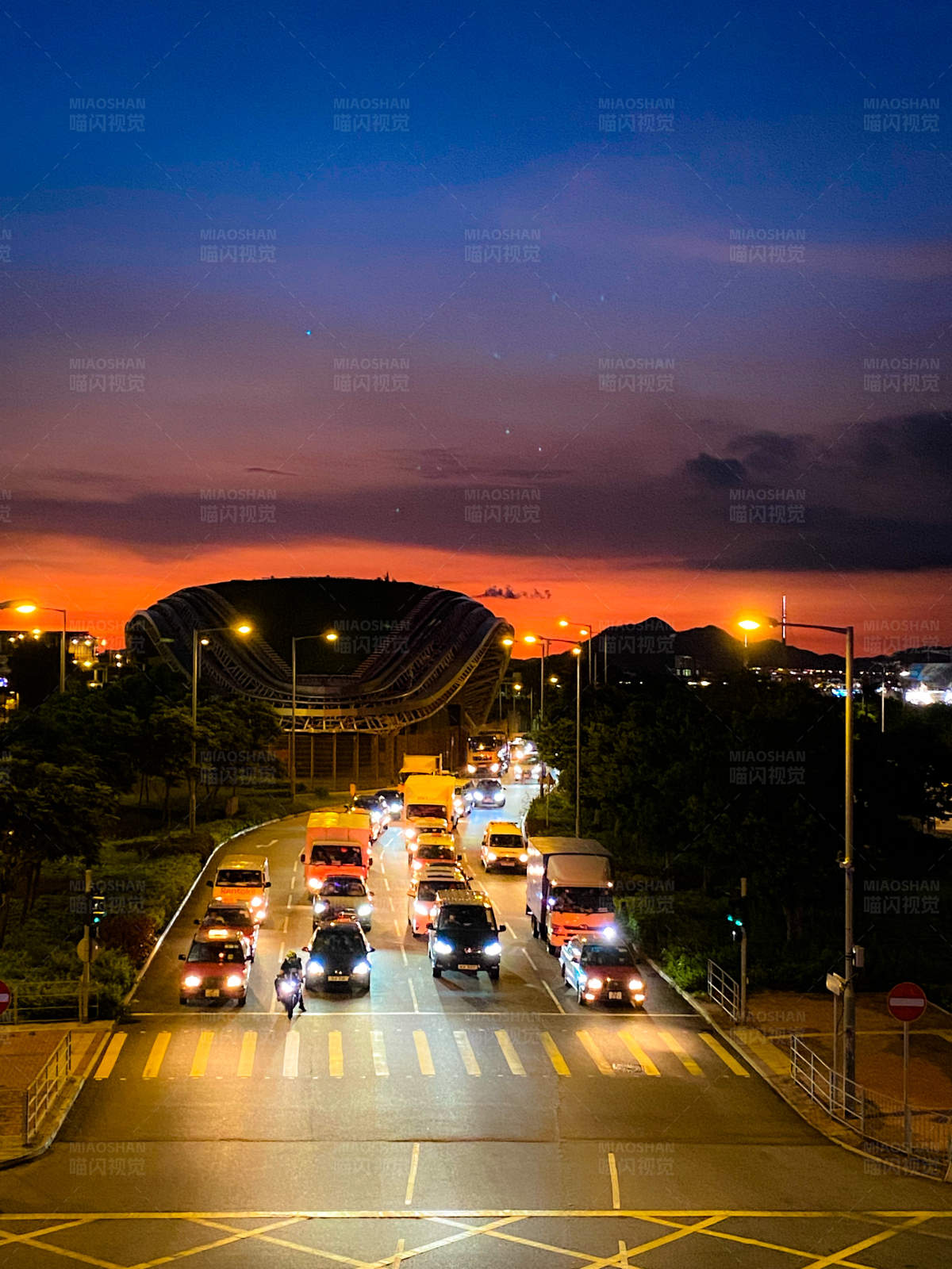 夕阳下的城市交通图片