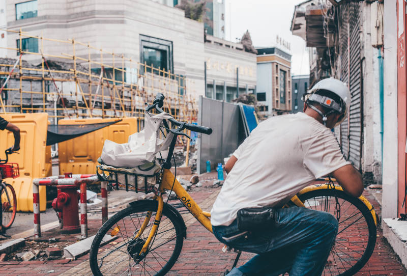 修车工与黄色自行车图片