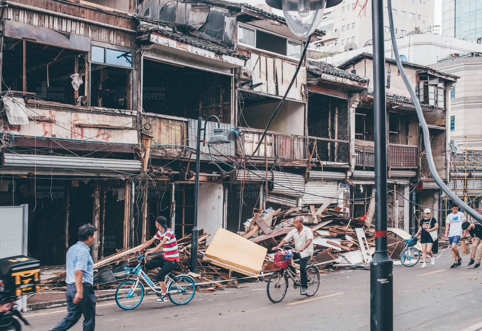 城市拆迁中的日常生活图片