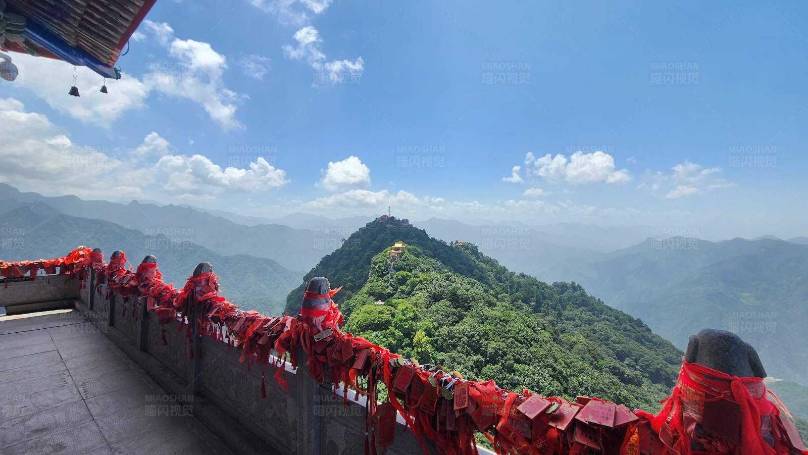 高山红绸祈福图片