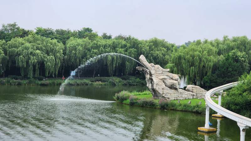 湖畔喷泉与石雕图片