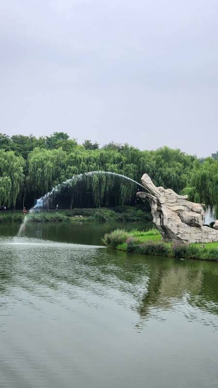 湖畔喷泉与雕塑图片