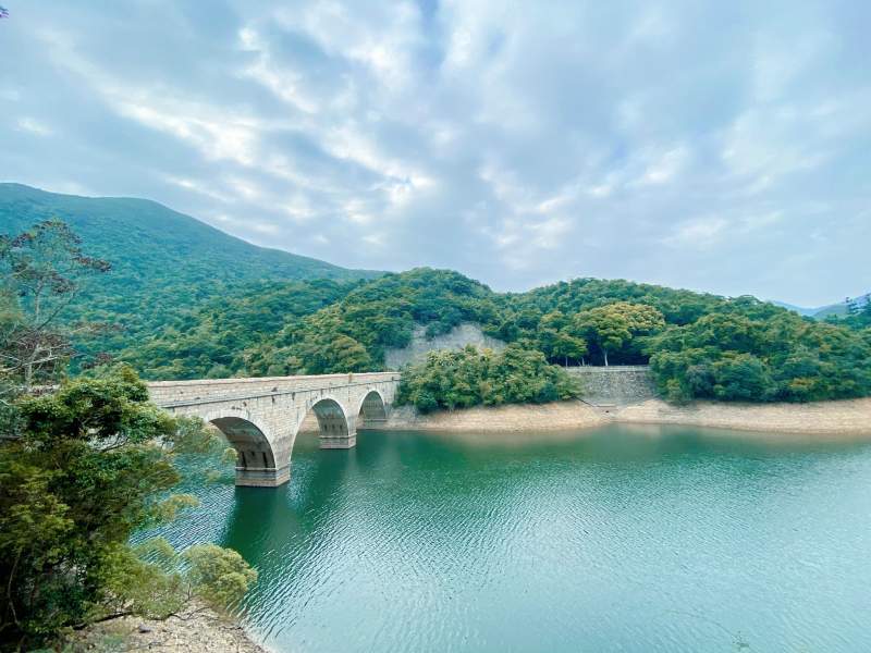 山间湖水拱桥景图片