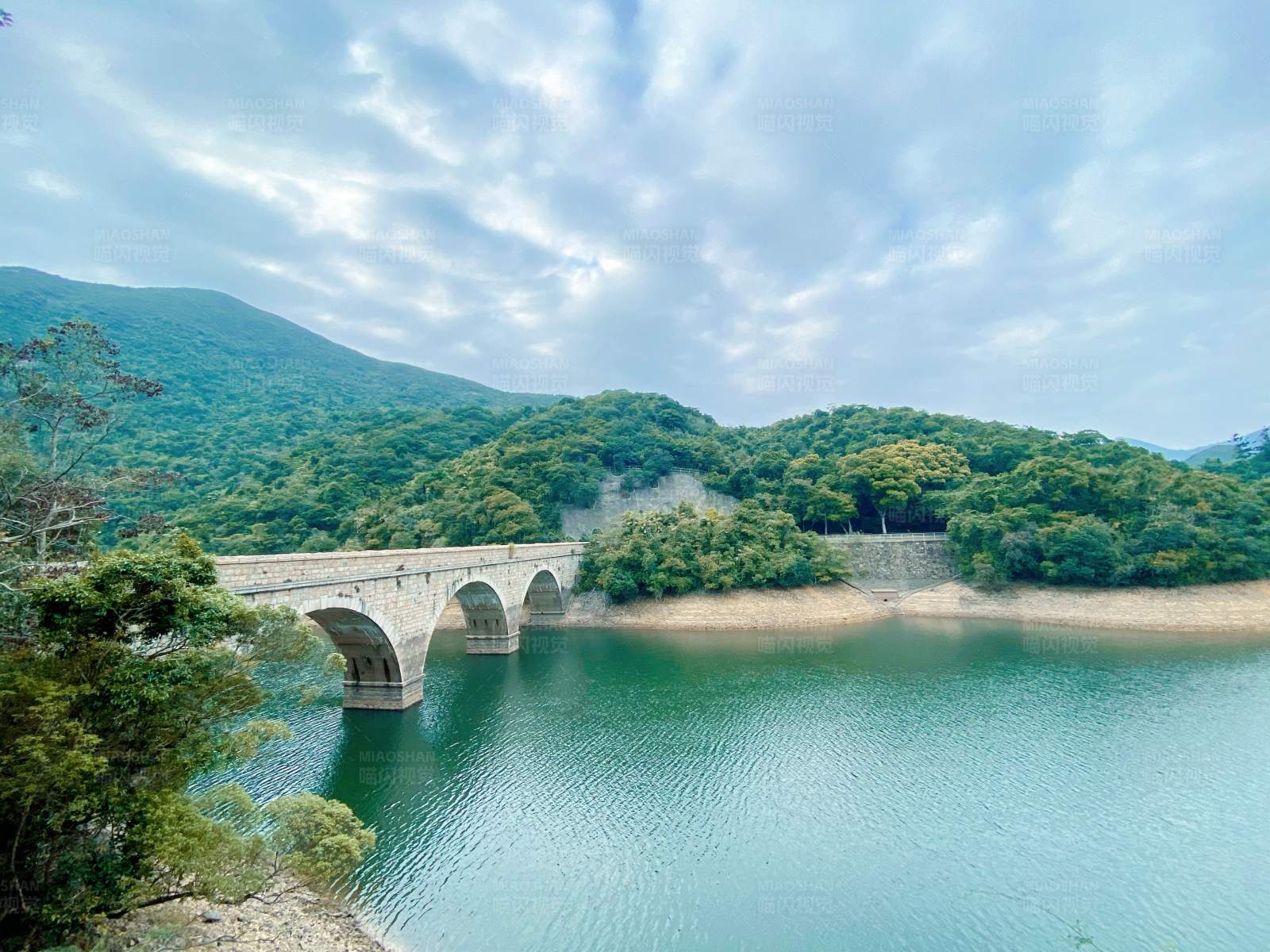 山间湖水拱桥景图片