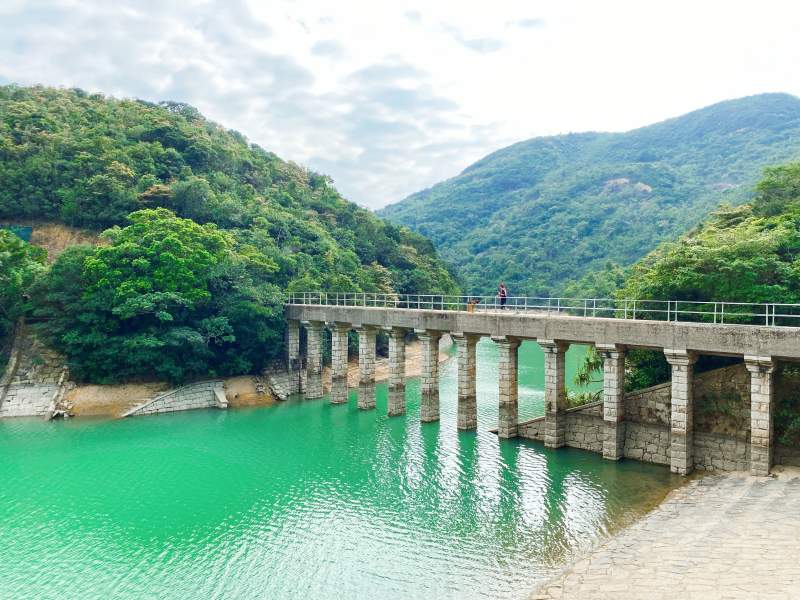 山间绿湖上的石桥图片