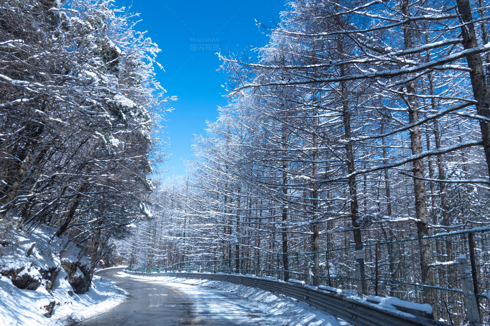 冬日雪景 山路蜿蜒图片