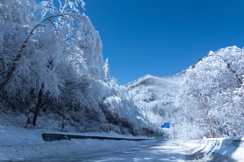冬日雪景山间路图片