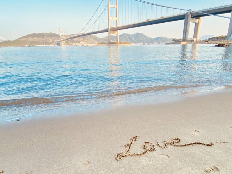 沙滩上的爱与大桥图片