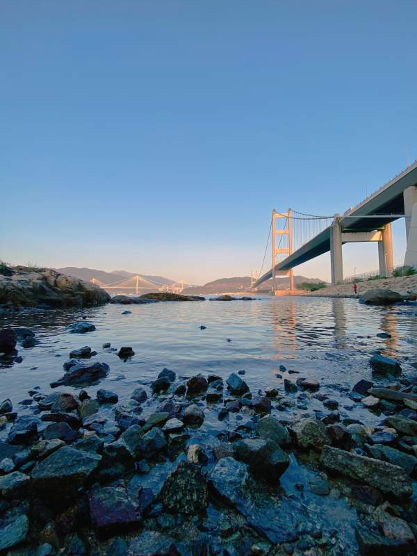 夕阳下的大桥与岩石图片