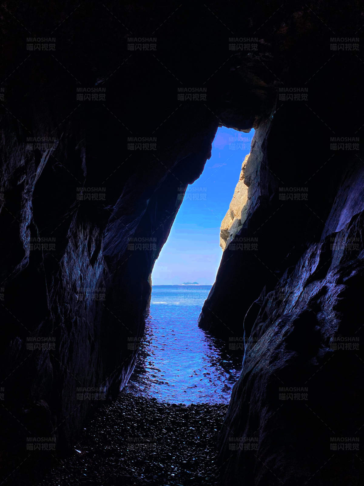 洞穴深处的蓝色海洋图片
