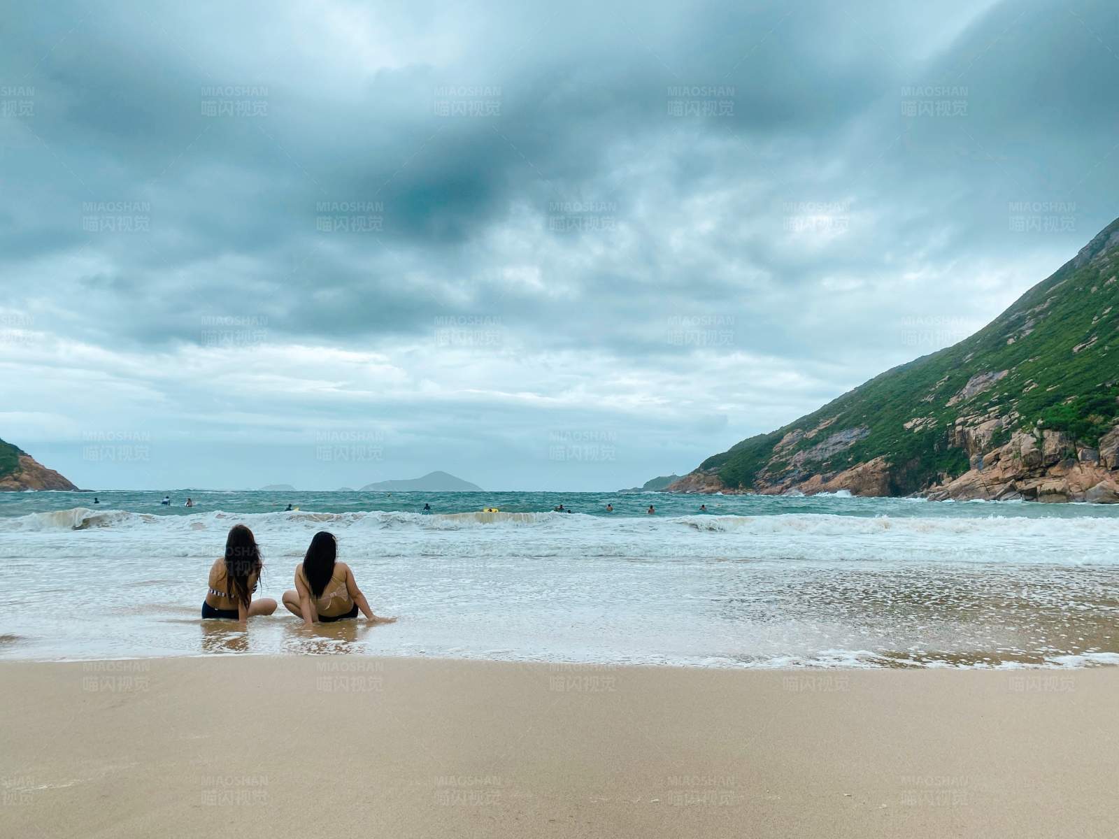 海滩上的背影图片