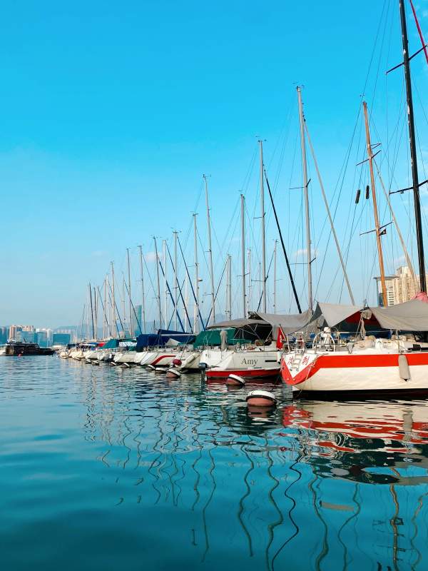 码头停泊的帆船图片