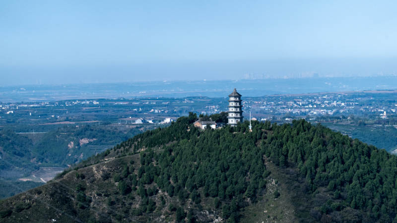 蓝关古道山巅古塔俯瞰城市图片
