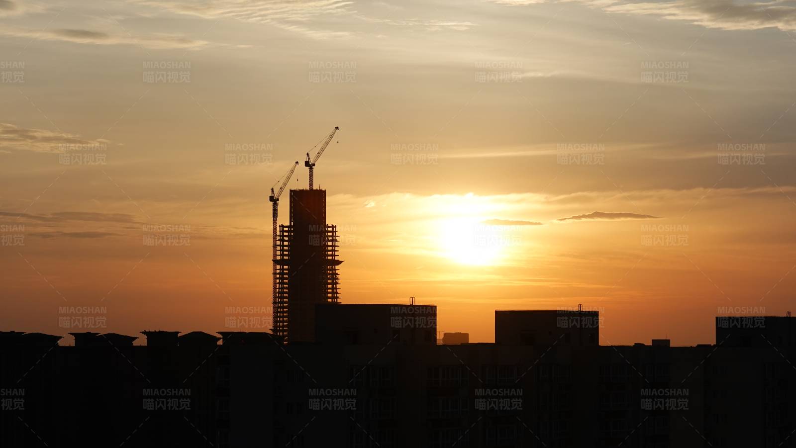 夕阳下的城市剪影图片