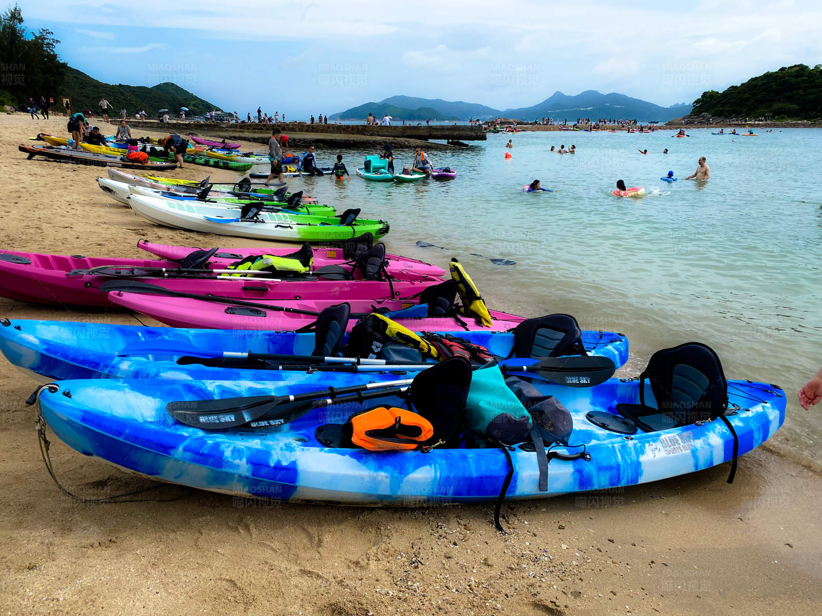 海滩上的彩色皮划艇图片