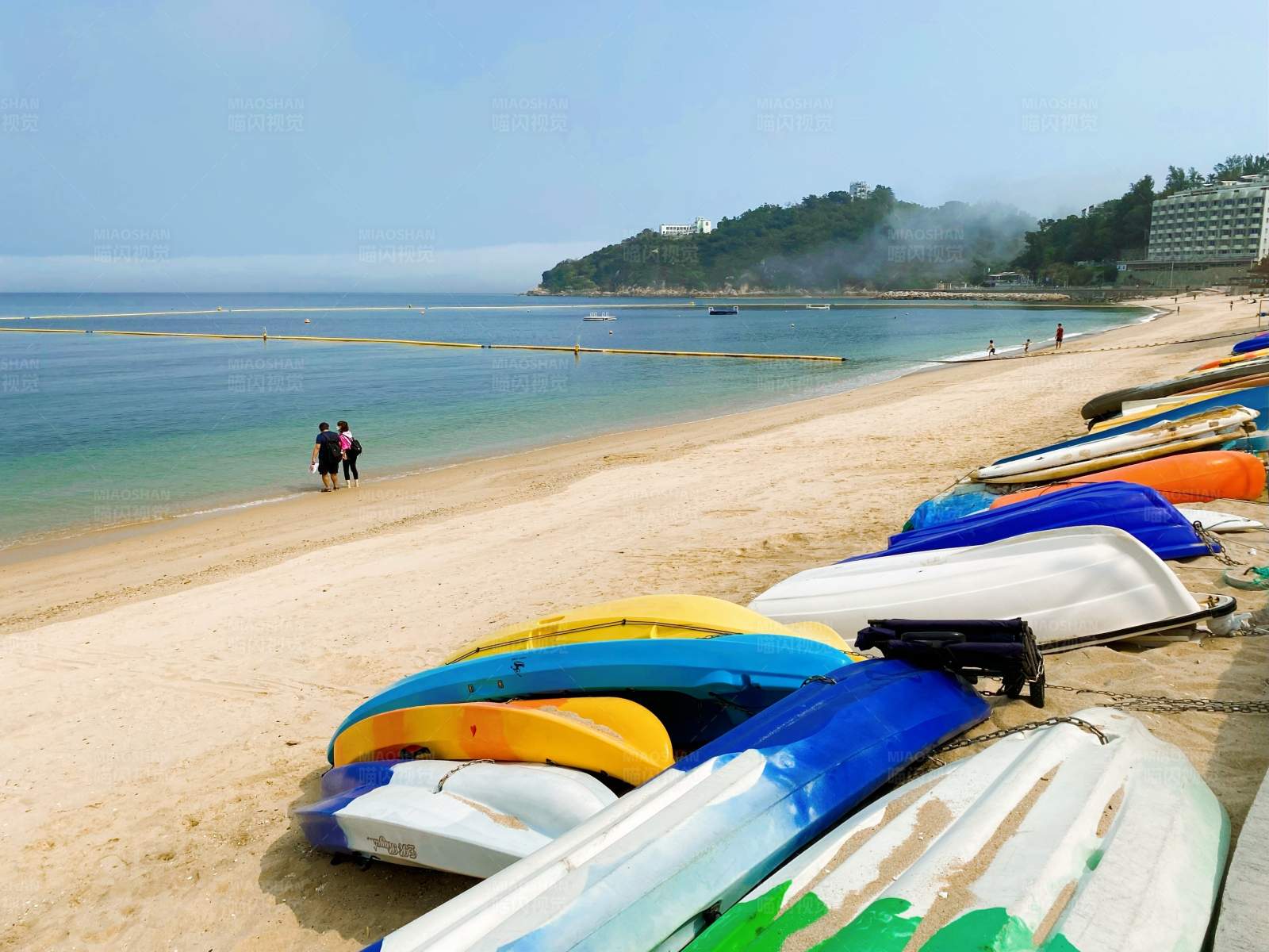 海滩上的彩色皮划艇图片