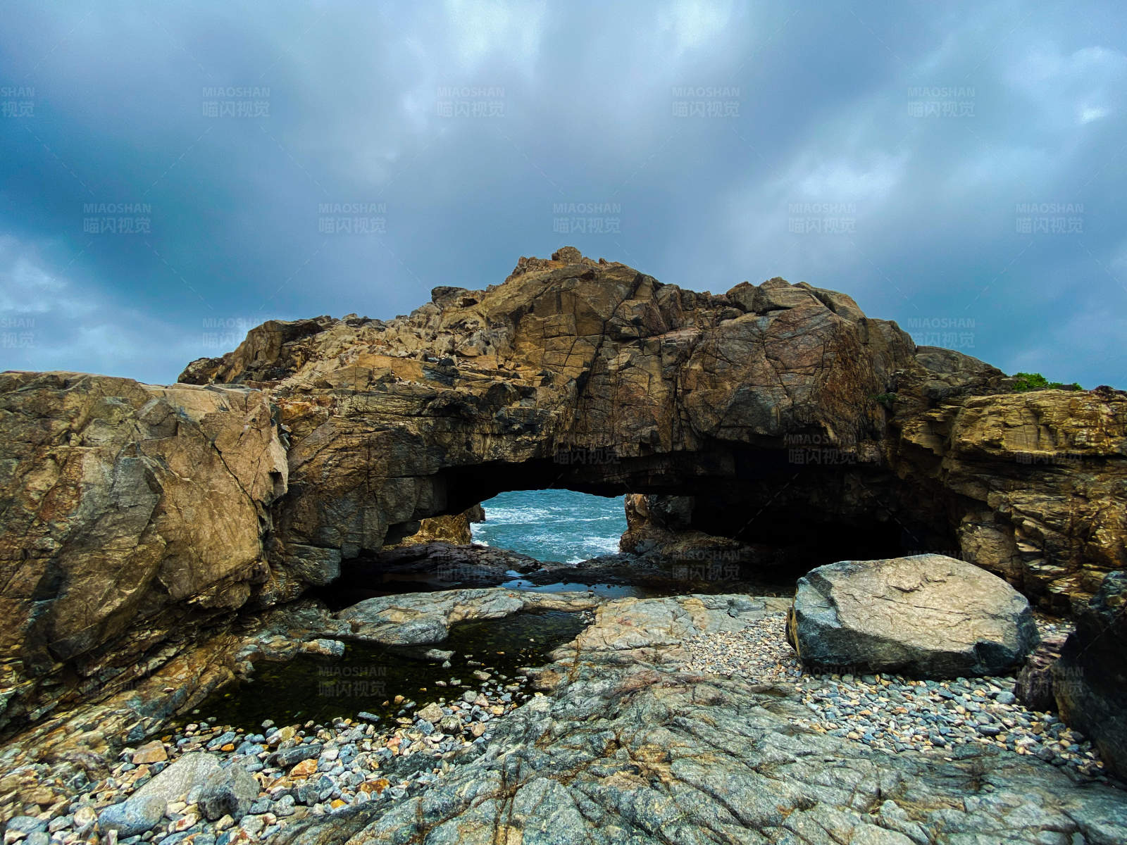 岩石拱门与海景图片