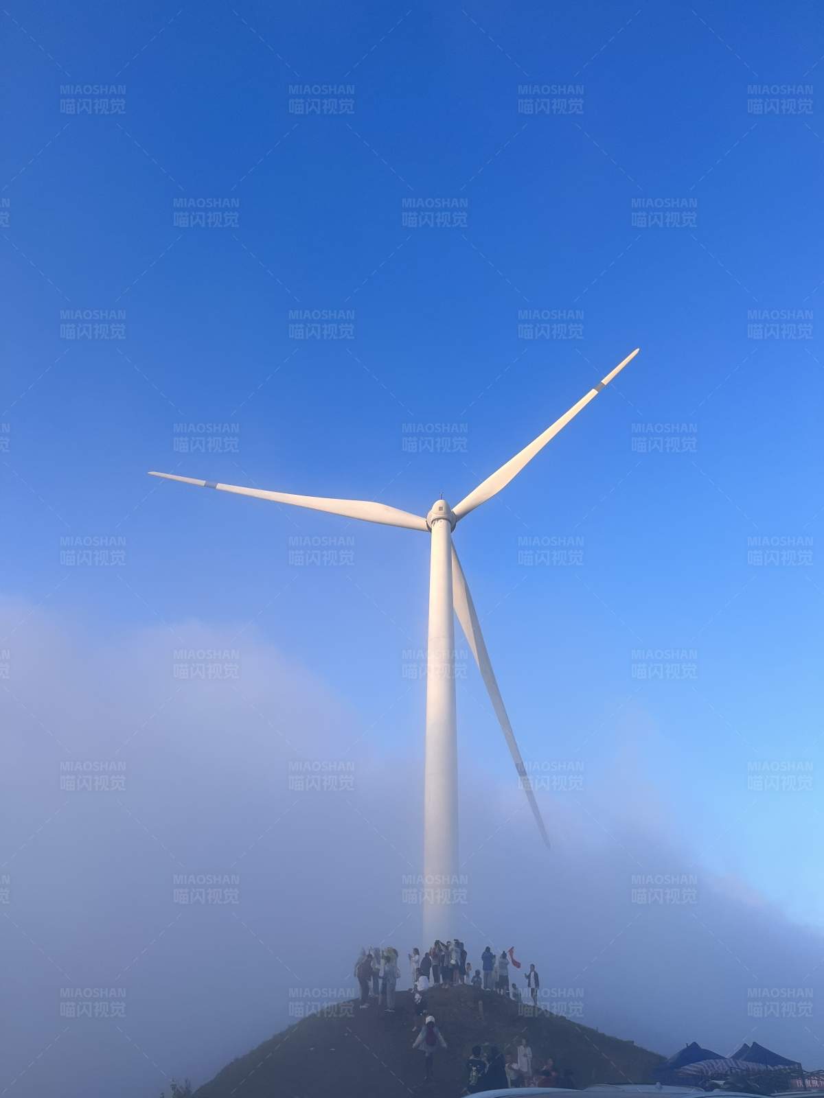 雾中风车与人群图片