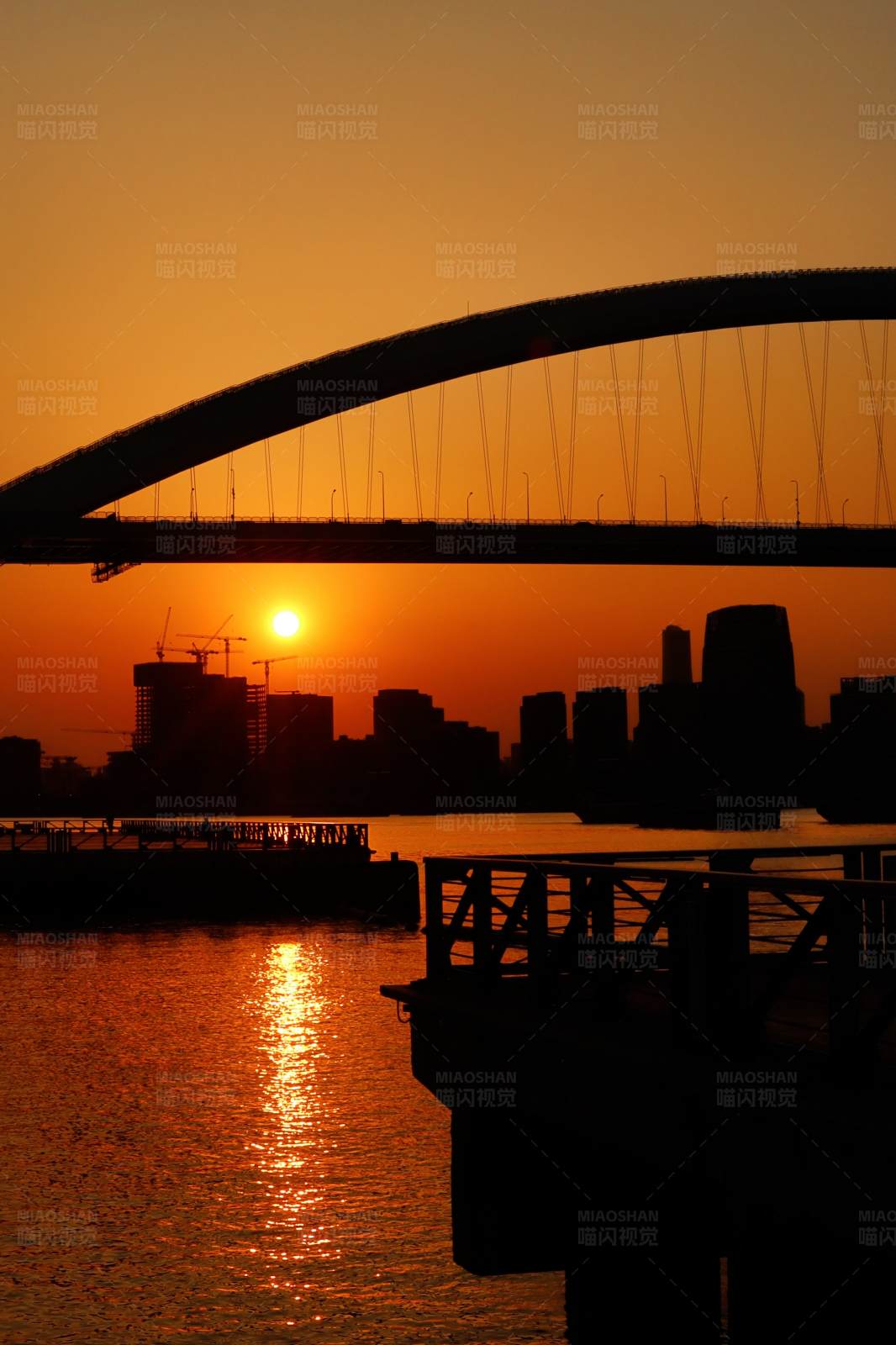 夕阳下的城市剪影图片