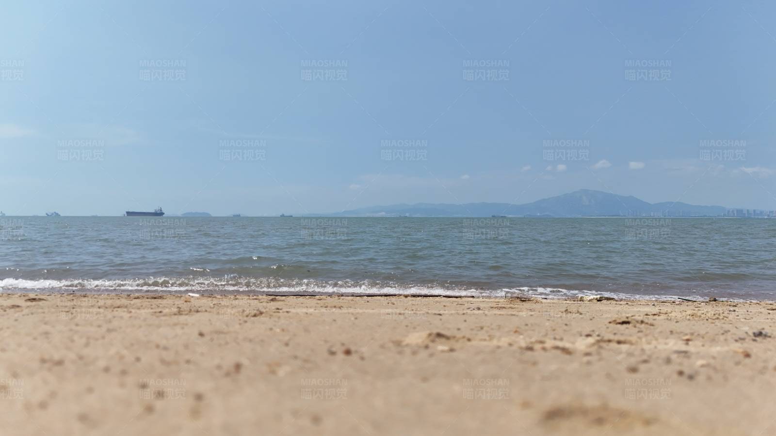 宁静海滩与远山图片