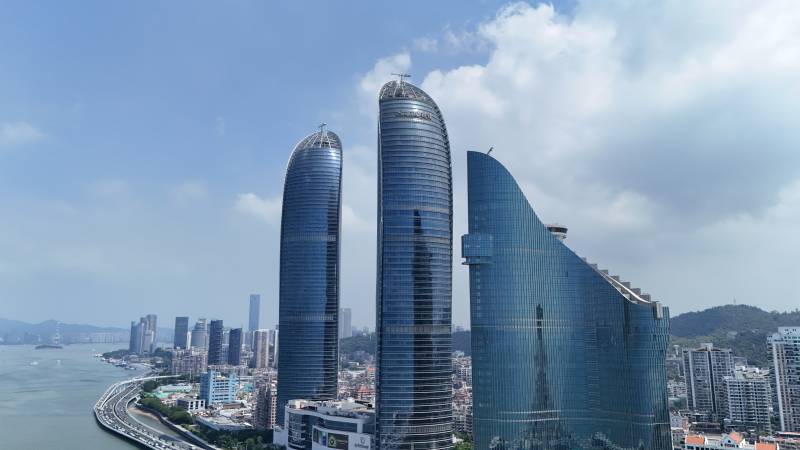 海滨城市的现代地标图片