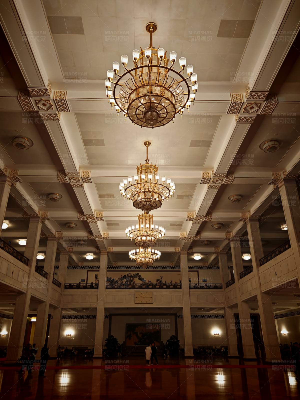 华丽吊灯装饰的大厅图片