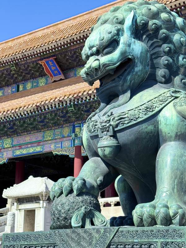 故宫铜狮守卫图片