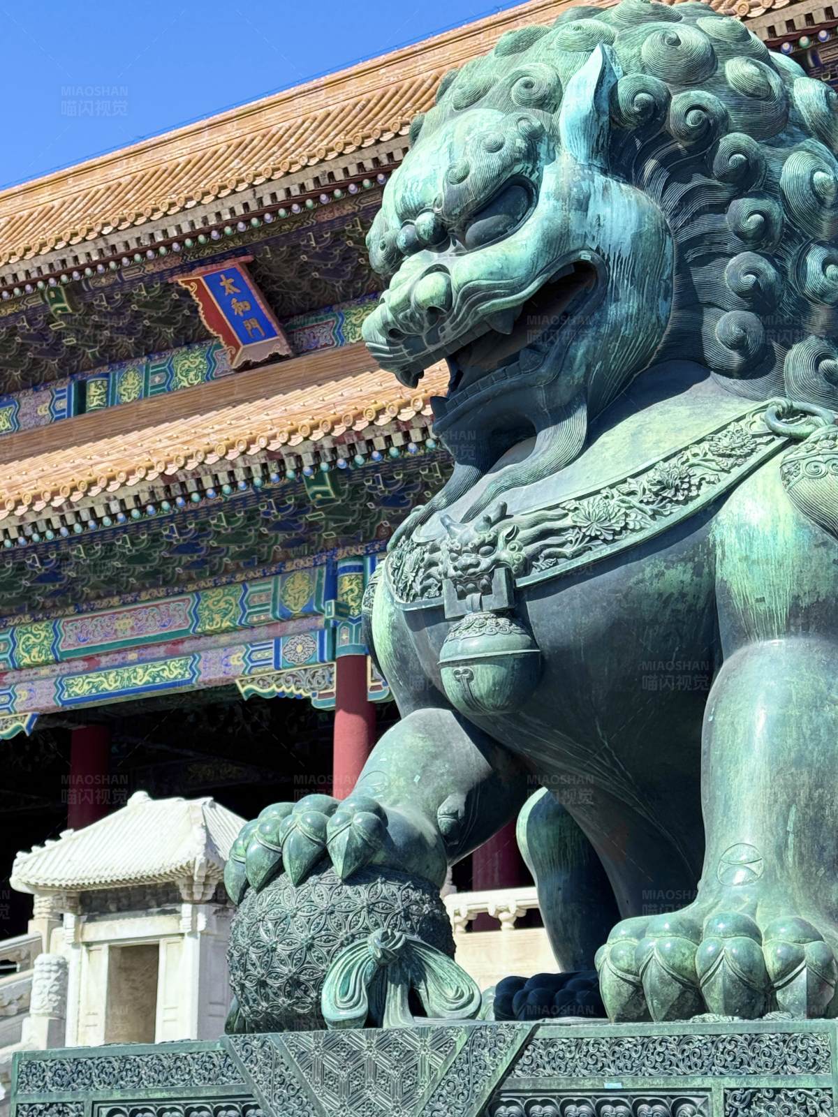 故宫铜狮守卫图片